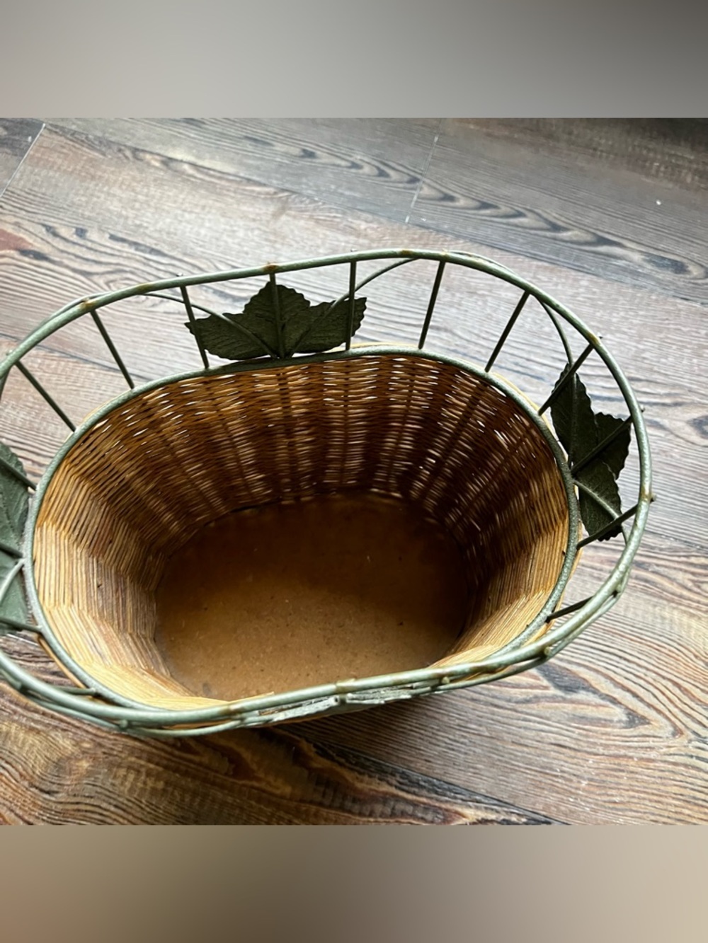 Vintage Wicker and Metal Ivy waste basket 11" x 11" x 7" - Picture 9 of 9